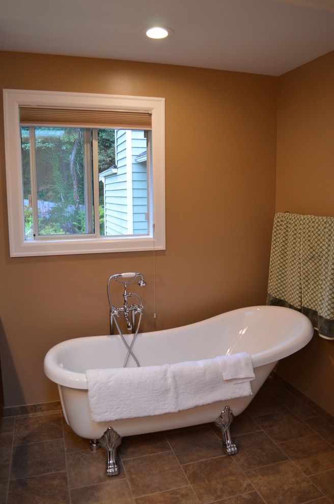 Mid-sized transitional master green tile and glass tile ceramic tile and gray floor bathroom photo in Seattle with an undermount sink, shaker cabinets, medium tone wood cabinets, quartz countertops, a one-piece toilet, beige walls and a hinged shower door