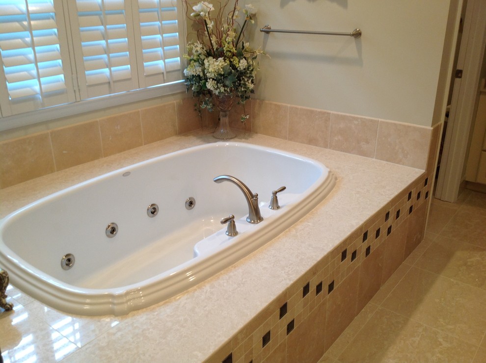 Modelo de cuarto de baño principal minimalista grande con bañera encastrada, ducha esquinera, baldosas y/o azulejos beige, baldosas y/o azulejos de piedra, paredes beige y suelo de mármol