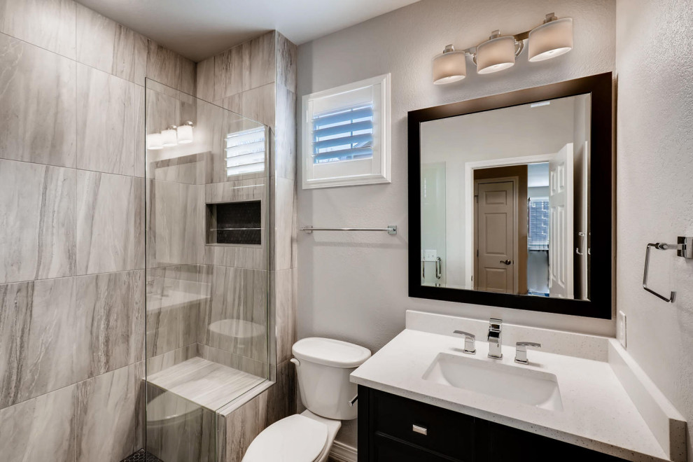 Пример оригинального дизайна: маленькая ванная комната в современном стиле с фасадами с утопленной филенкой, черными фасадами, ванной в нише, душем в нише, раздельным унитазом, серой плиткой, керамогранитной плиткой, серыми стенами, полом из керамогранита, душевой кабиной, врезной раковиной, столешницей из искусственного кварца, душем с распашными дверями, белой столешницей, нишей, тумбой под одну раковину и напольной тумбой для на участке и в саду