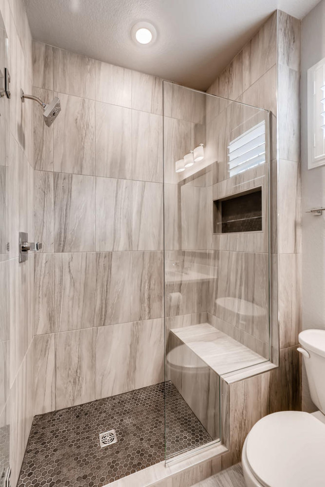 Идея дизайна: маленькая ванная комната в современном стиле с фасадами с утопленной филенкой, черными фасадами, ванной в нише, душем в нише, раздельным унитазом, серой плиткой, керамогранитной плиткой, серыми стенами, полом из керамогранита, душевой кабиной, врезной раковиной, столешницей из искусственного кварца, душем с распашными дверями, белой столешницей, нишей, тумбой под одну раковину и напольной тумбой для на участке и в саду