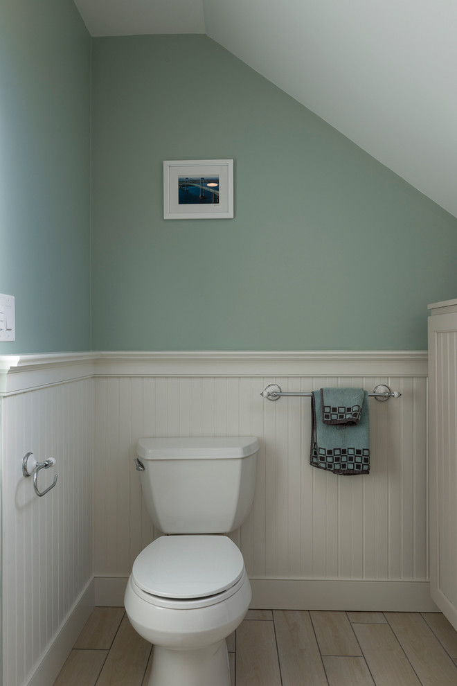 Стильный дизайн: туалет в морском стиле с фасадами островного типа, столешницей из искусственного кварца, раздельным унитазом, разноцветной плиткой и плиткой кабанчик - последний тренд