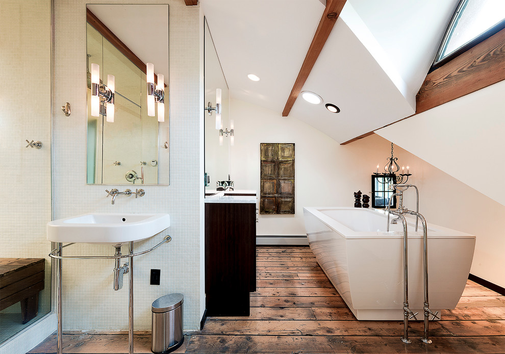 Ejemplo de cuarto de baño principal contemporáneo con lavabo tipo consola, bañera exenta, ducha empotrada, baldosas y/o azulejos blancos, paredes blancas, suelo de madera en tonos medios y ventanas
