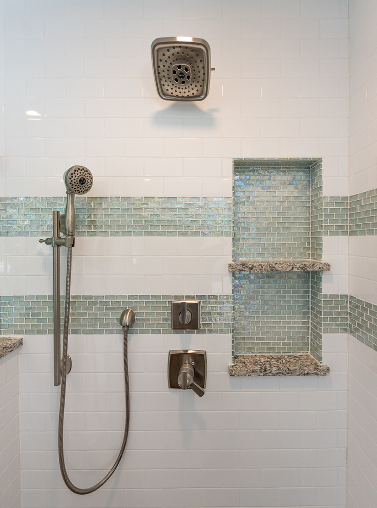Immagine di una piccola stanza da bagno con doccia tradizionale con piastrelle multicolore, piastrelle di vetro, pareti blu e doccia aperta
