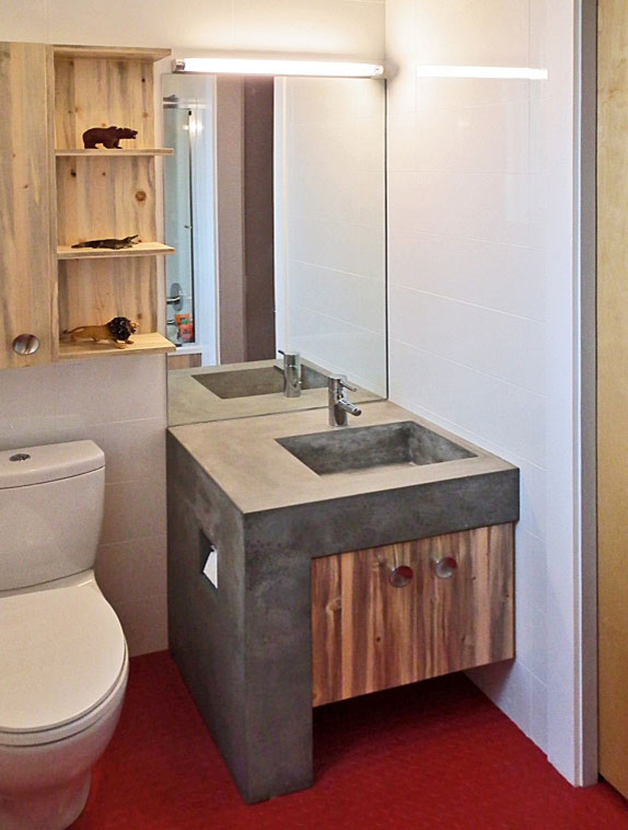 Exempel på ett modernt badrum, med bänkskiva i betong