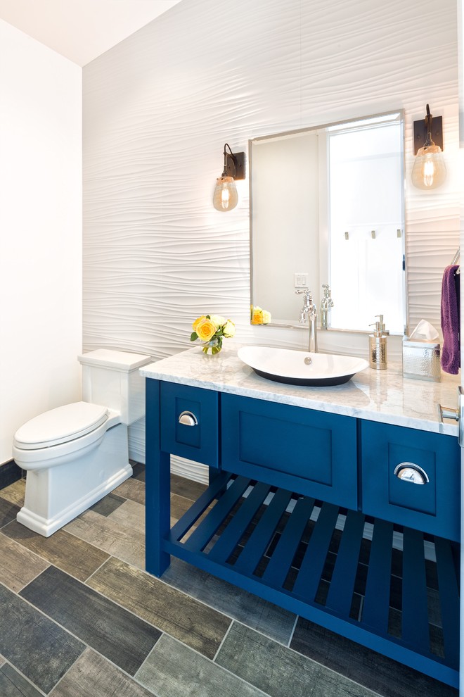 Exemple d'une petite salle de bain chic avec un placard en trompe-l'oeil, des portes de placard bleues, un carrelage blanc, des carreaux de porcelaine, un mur blanc, un sol en carrelage de porcelaine, une vasque, un plan de toilette en marbre et un sol gris.