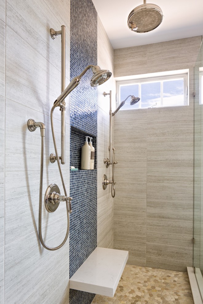 Пример оригинального дизайна: большая главная ванная комната в стиле неоклассика (современная классика) с фасадами в стиле шейкер, темными деревянными фасадами, отдельно стоящей ванной, двойным душем, раздельным унитазом, синей плиткой, стеклянной плиткой, белыми стенами, полом из керамогранита, врезной раковиной, мраморной столешницей, бежевым полом и душем с распашными дверями