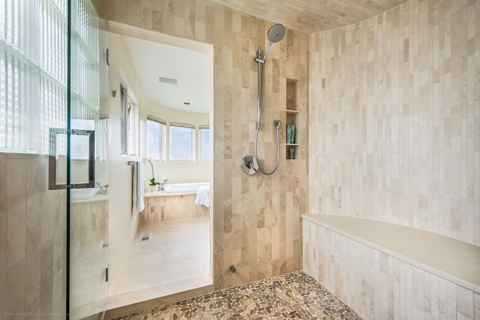 Réalisation d'une grande salle de bain principale design avec une baignoire posée, une douche double, un carrelage beige, un carrelage de pierre, un sol en calcaire et un mur beige.