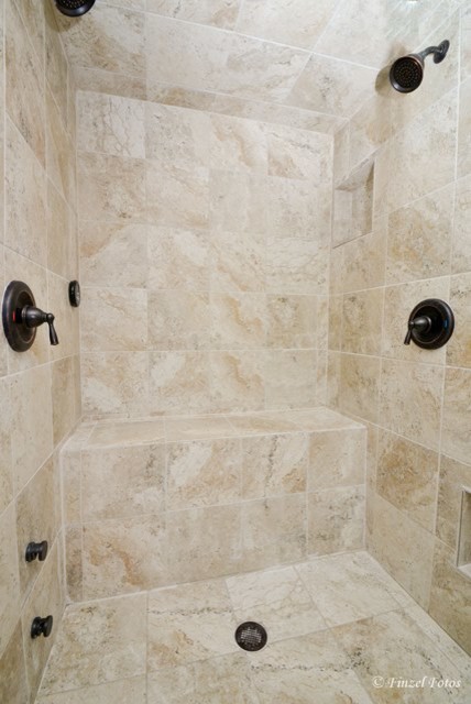 シカゴにあるお手頃価格の広いシャビーシック調のおしゃれな浴室 (ベージュのタイル、石タイル、オープン型シャワー) の写真