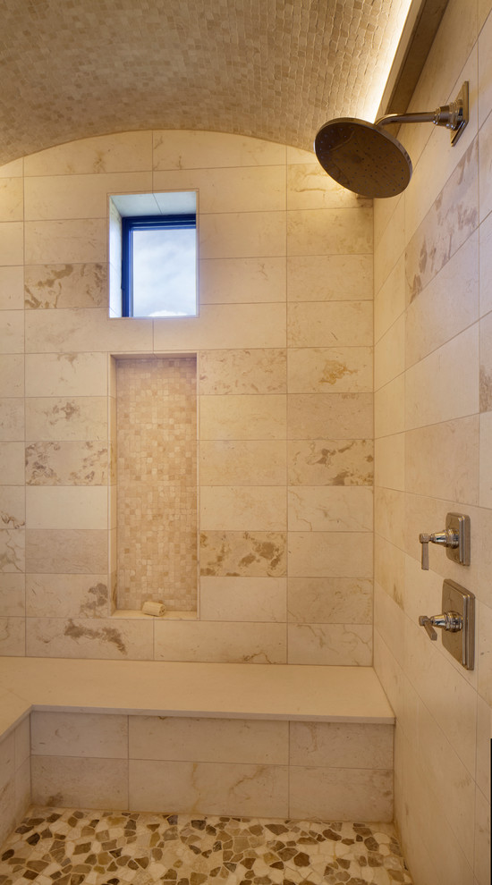 Пример оригинального дизайна: большая главная ванная комната в стиле неоклассика (современная классика) с плоскими фасадами, белыми фасадами, отдельно стоящей ванной, душем в нише, белой плиткой, керамической плиткой, бежевыми стенами, полом из керамической плитки, врезной раковиной, белым полом и душем с распашными дверями