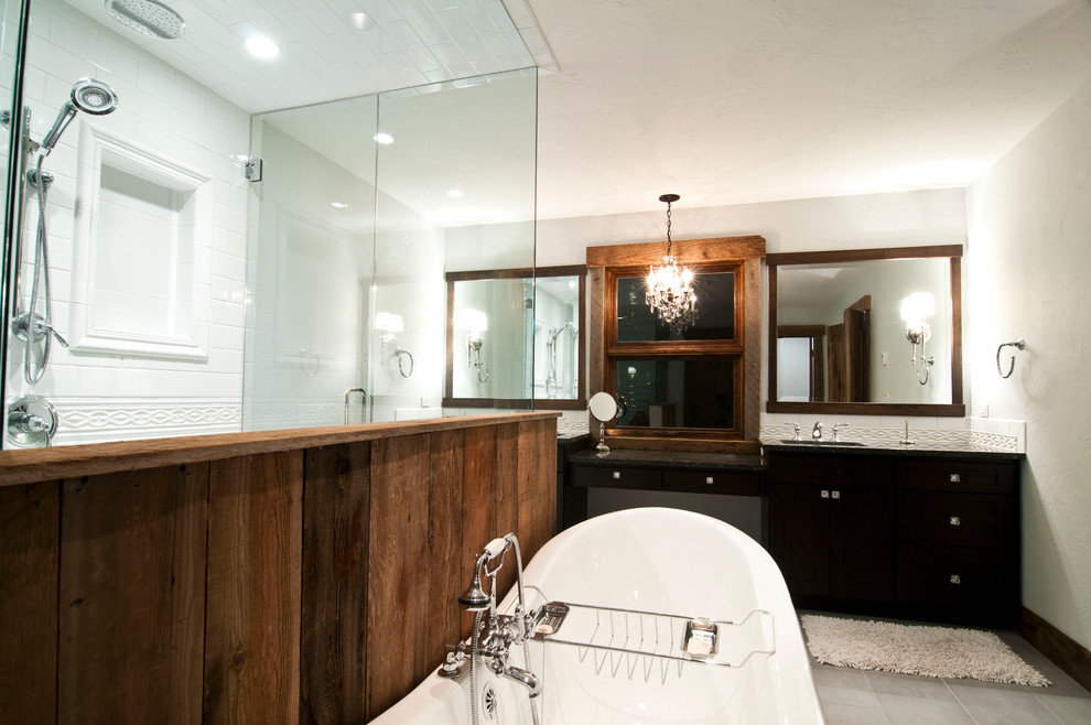 Идея дизайна: большая ванная комната в стиле рустика с врезной раковиной, ванной на ножках, двойным душем, полом из керамической плитки, керамической плиткой, белой плиткой, столешницей из гранита, черными фасадами и плоскими фасадами