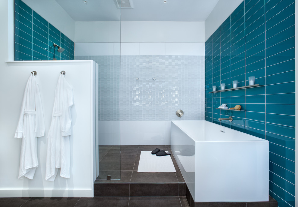 オースティンにある高級な中くらいなコンテンポラリースタイルのおしゃれなマスターバスルーム (置き型浴槽、オープン型シャワー、青いタイル、ガラスタイル、青い壁、セラミックタイルの床、オープンシャワー) の写真