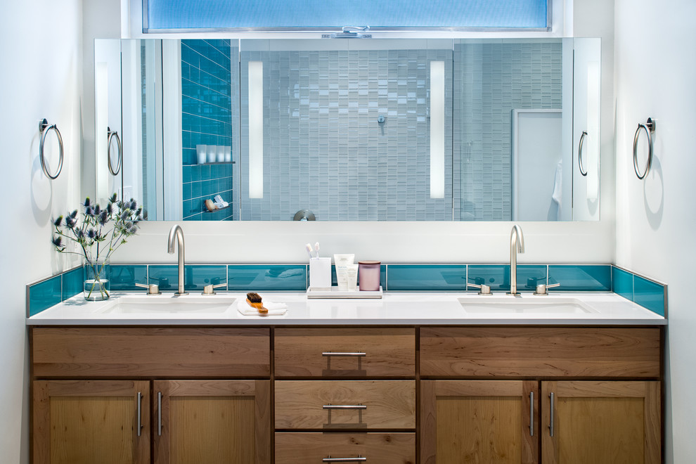 Стильный дизайн: главная ванная комната среднего размера в современном стиле с синей плиткой, белыми стенами, фасадами в стиле шейкер, фасадами цвета дерева среднего тона, стеклянной плиткой, врезной раковиной и столешницей из искусственного камня - последний тренд