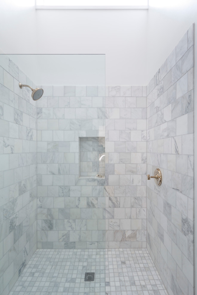 Стильный дизайн: большая ванная комната в современном стиле с открытым душем, серой плиткой и белыми стенами - последний тренд