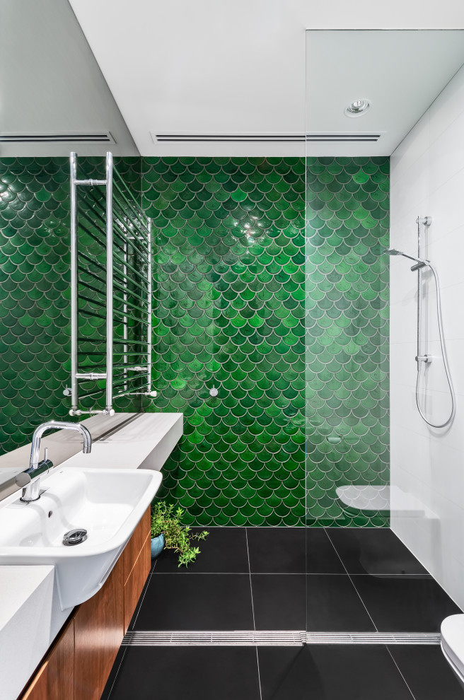 Cette image montre une très grande salle de bain design en bois brun avec un placard à porte plane, une douche à l'italienne, un carrelage vert, une vasque, un sol noir, aucune cabine, un plan de toilette blanc, meuble simple vasque et meuble-lavabo suspendu.