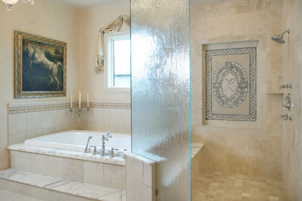 На фото: ванная комната в классическом стиле с накладной ванной, открытым душем, бежевой плиткой, открытым душем и окном