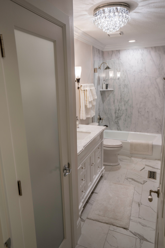 Idéer för att renovera ett litet vintage badrum med dusch, med luckor med infälld panel, vita skåp, ett badkar i en alkov, en dusch/badkar-kombination, en toalettstol med separat cisternkåpa, svart och vit kakel, stenkakel, beige väggar, klinkergolv i porslin, ett undermonterad handfat och granitbänkskiva