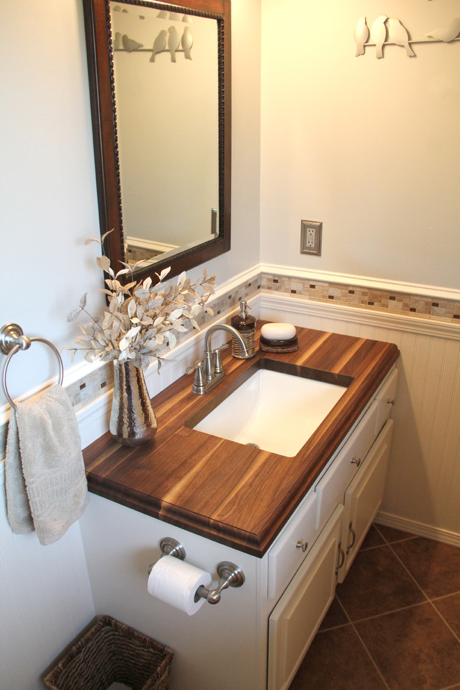 Foto de cuarto de baño tradicional con encimera de madera