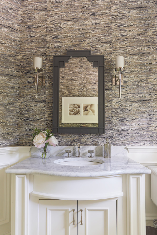 Источник вдохновения для домашнего уюта: ванная комната в классическом стиле с мраморной столешницей