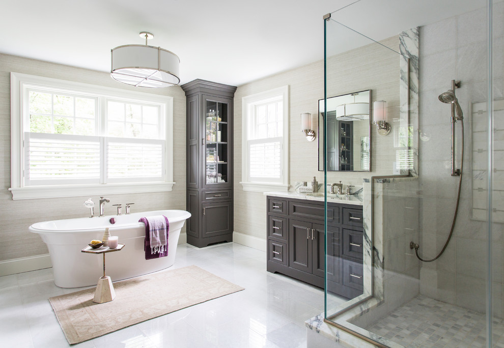 Diseño de cuarto de baño principal clásico grande con armarios con paneles empotrados, bañera exenta, ducha esquinera y lavabo bajoencimera