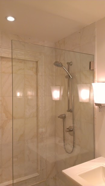 Inredning av ett modernt mellanstort badrum med dusch, med en öppen dusch, en toalettstol med separat cisternkåpa, beige kakel, vit kakel, porslinskakel, vita väggar och ett piedestal handfat