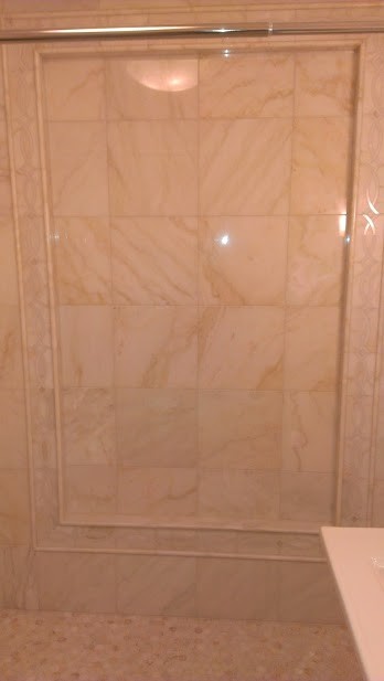 Idéer för mellanstora funkis badrum med dusch, med en öppen dusch, en toalettstol med separat cisternkåpa, beige kakel, vit kakel, porslinskakel, vita väggar och ett piedestal handfat