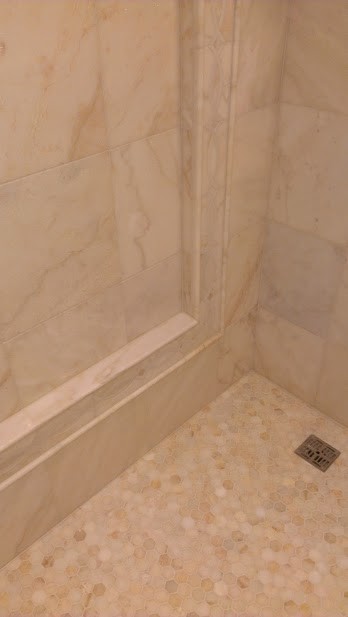 Источник вдохновения для домашнего уюта: ванная комната среднего размера в современном стиле с открытым душем, раздельным унитазом, бежевой плиткой, белой плиткой, керамогранитной плиткой, белыми стенами, душевой кабиной и раковиной с пьедесталом