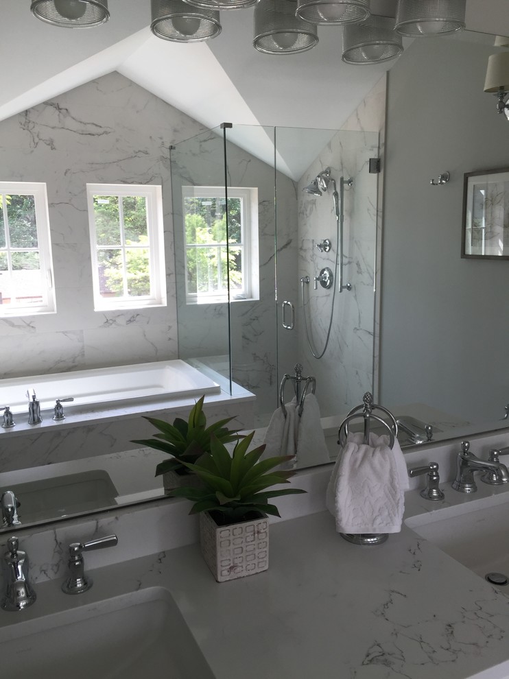 Idée de décoration pour une salle de bain tradition avec un carrelage blanc, un sol en carrelage de porcelaine et un plan de toilette en quartz.