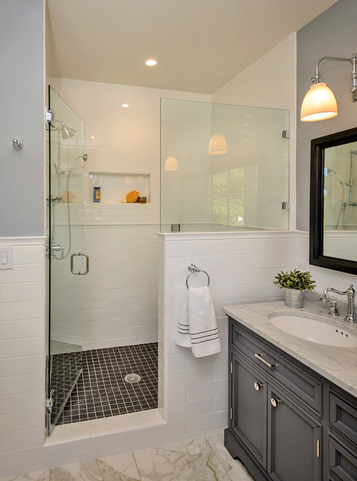 Источник вдохновения для домашнего уюта: ванная комната в классическом стиле с врезной раковиной, серыми фасадами, душем в нише, белой плиткой, плиткой кабанчик, серыми стенами и фасадами с утопленной филенкой