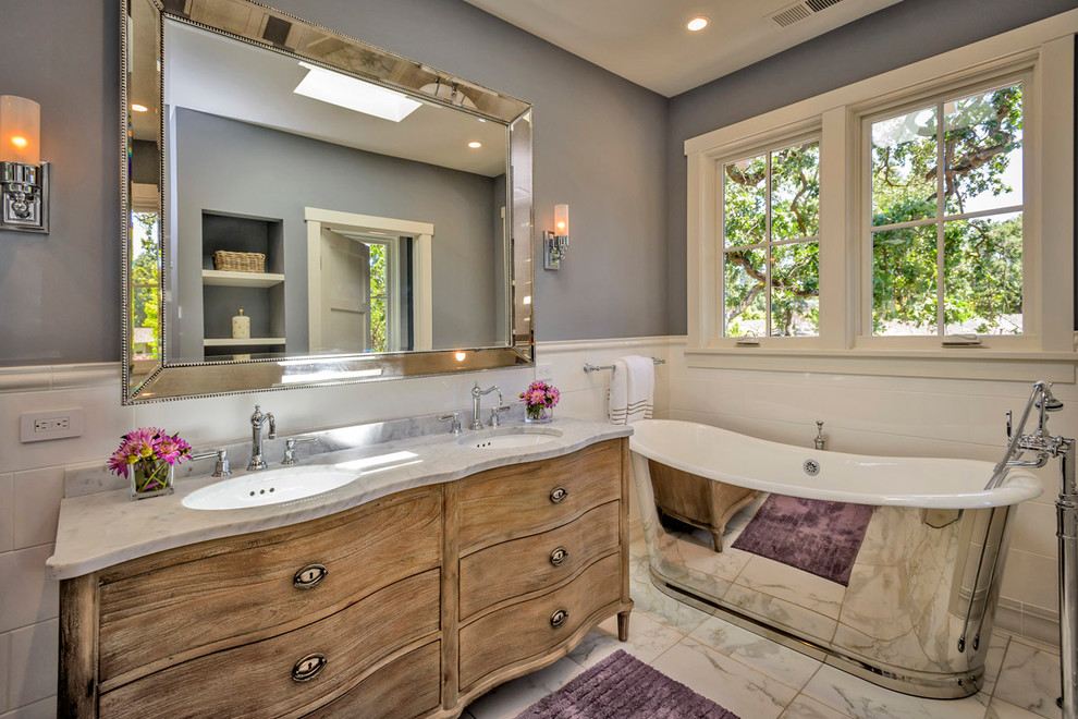 Idee per una stanza da bagno tradizionale con lavabo sottopiano, ante in legno scuro, vasca freestanding, piastrelle bianche, pareti grigie, top grigio e ante lisce