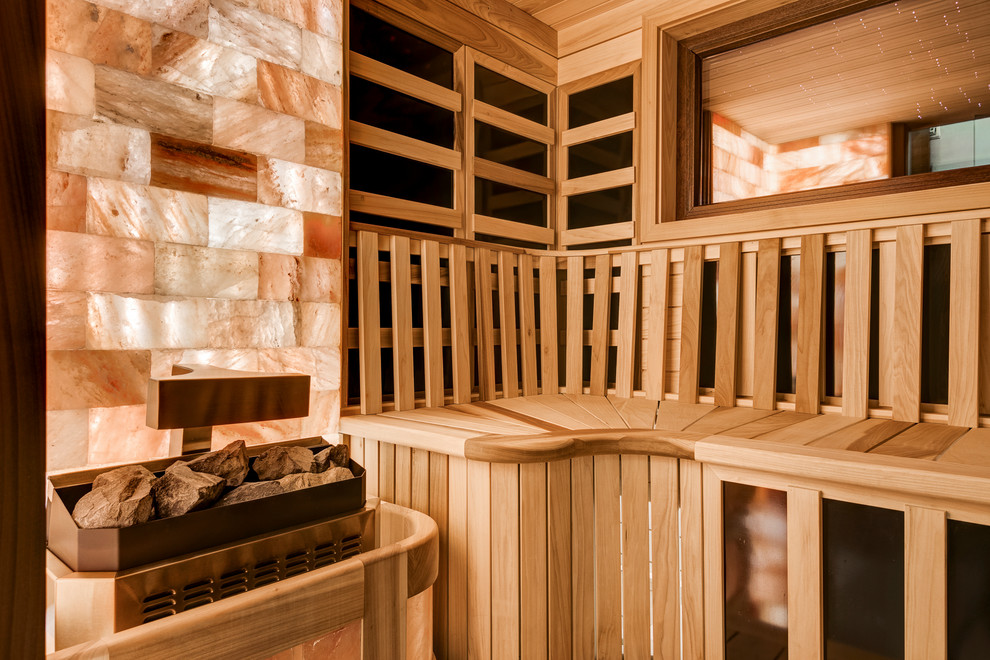 Idée de décoration pour un grand sauna design avec un carrelage rose, un sol en bois brun et un sol marron.