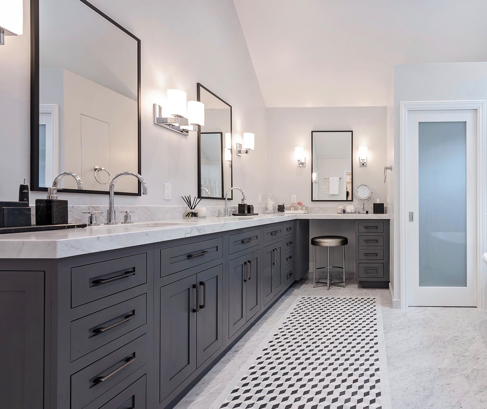 Пример оригинального дизайна: главная ванная комната в стиле неоклассика (современная классика) с фасадами в стиле шейкер, серыми фасадами, белыми стенами, врезной раковиной, белой столешницей, серой плиткой и мраморной столешницей