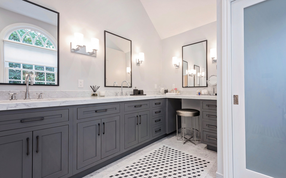 Imagen de cuarto de baño clásico renovado con armarios estilo shaker, puertas de armario grises, paredes grises, lavabo bajoencimera, suelo gris y encimeras blancas