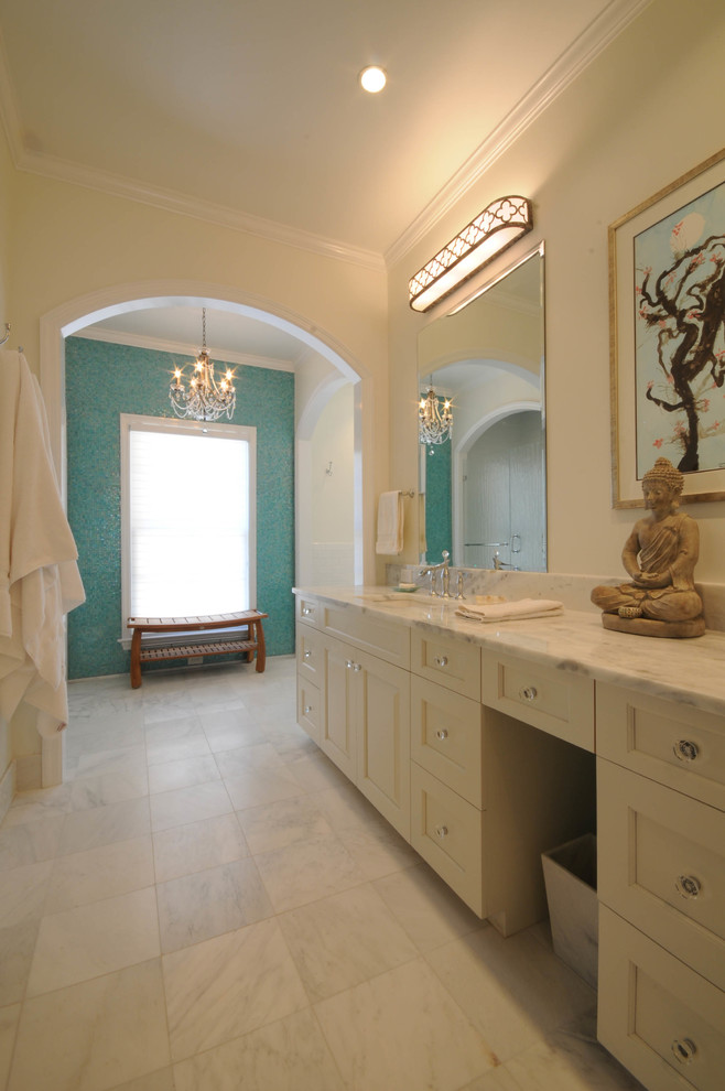 Idee per una grande stanza da bagno padronale etnica con ante con riquadro incassato, ante bianche, pareti beige, pavimento in marmo, lavabo sottopiano, top in marmo e pavimento bianco