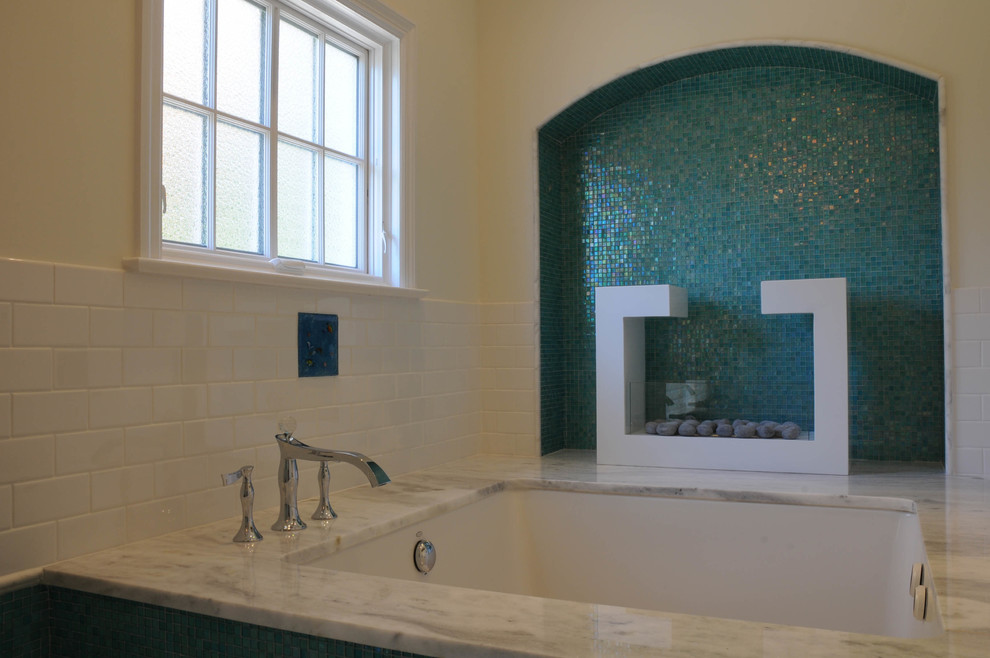 Идея дизайна: ванная комната среднего размера в восточном стиле с полновстраиваемой ванной, белой плиткой и плиткой кабанчик