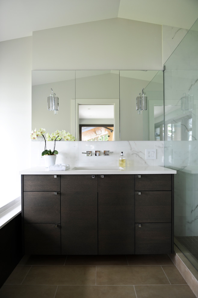 Diseño de cuarto de baño actual con bañera encastrada sin remate, ducha empotrada, armarios con paneles lisos y puertas de armario de madera en tonos medios