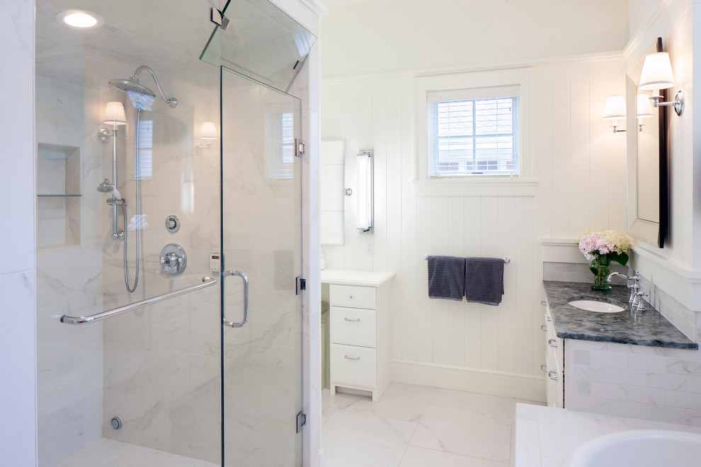 Пример оригинального дизайна: главная ванная комната среднего размера в классическом стиле с белыми фасадами, накладной ванной, белой плиткой, керамической плиткой, белыми стенами, полом из керамической плитки, врезной раковиной и столешницей из гранита