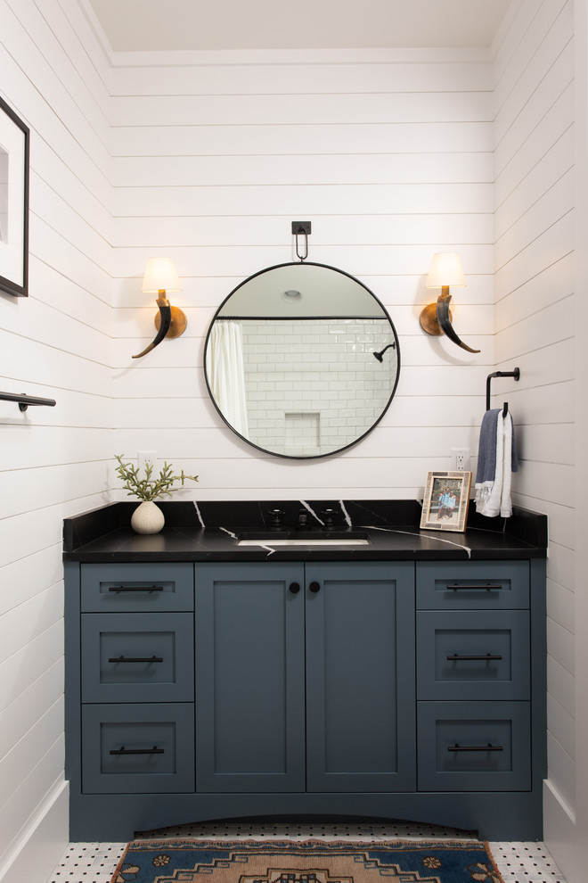 На фото: ванная комната в морском стиле с фасадами в стиле шейкер, серыми фасадами, белыми стенами, врезной раковиной, разноцветным полом и черной столешницей с