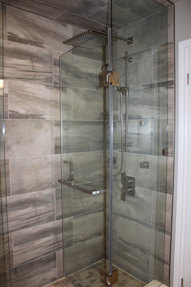 Idee per una stanza da bagno padronale minimalista di medie dimensioni con ante lisce, piastrelle in gres porcellanato, pareti grigie, pavimento in gres porcellanato, lavabo sottopiano e top in quarzite