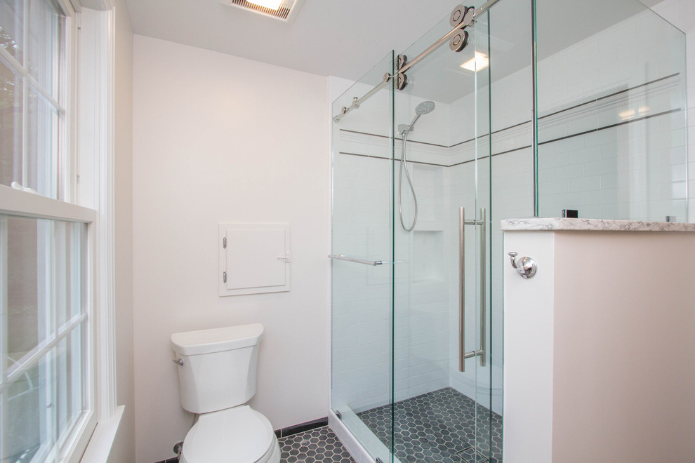 Idéer för mellanstora amerikanska en-suite badrum, med luckor med infälld panel, vita skåp, en öppen dusch, en toalettstol med separat cisternkåpa, svart och vit kakel, keramikplattor, grå väggar, travertin golv, ett undermonterad handfat och granitbänkskiva
