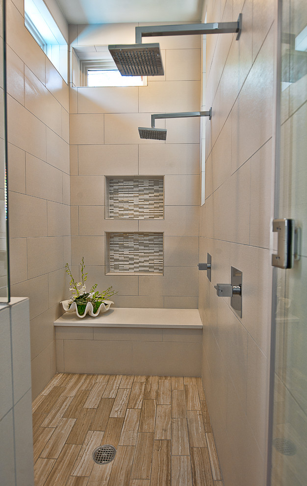 Esempio di una stanza da bagno contemporanea con lavabo a colonna, ante lisce, ante grigie, top in quarzo composito e vasca freestanding