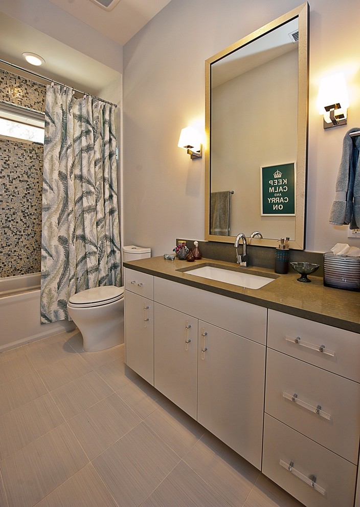Источник вдохновения для домашнего уюта: ванная комната в современном стиле с плоскими фасадами, белыми фасадами, столешницей из искусственного кварца, душем над ванной и синей плиткой