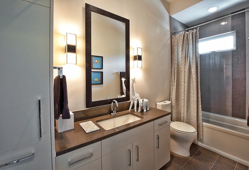 Exempel på ett modernt badrum, med ett undermonterad handfat, släta luckor, vita skåp, bänkskiva i kvarts, en dusch/badkar-kombination och grå kakel