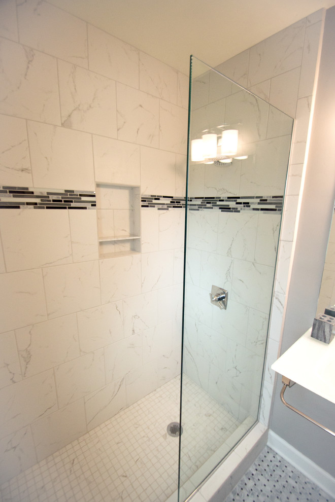 Idee per una stanza da bagno con doccia boho chic di medie dimensioni con doccia aperta, WC a due pezzi, pistrelle in bianco e nero, piastrelle di vetro, pareti grigie, pavimento con piastrelle in ceramica, lavabo sospeso e top in vetro