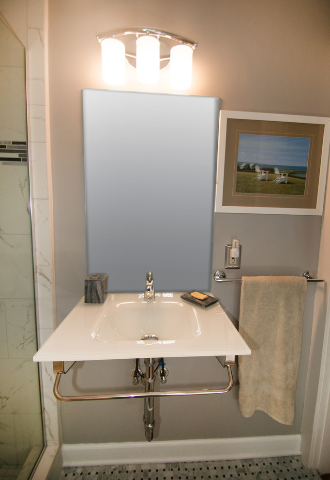 Idéer för att renovera ett mellanstort eklektiskt badrum med dusch, med en öppen dusch, en toalettstol med separat cisternkåpa, svart och vit kakel, glaskakel, grå väggar, klinkergolv i keramik, ett väggmonterat handfat och bänkskiva i glas