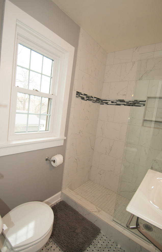 Esempio di una stanza da bagno con doccia boho chic di medie dimensioni con doccia aperta, WC a due pezzi, pistrelle in bianco e nero, piastrelle di vetro, pareti grigie, pavimento con piastrelle in ceramica, lavabo sospeso e top in vetro