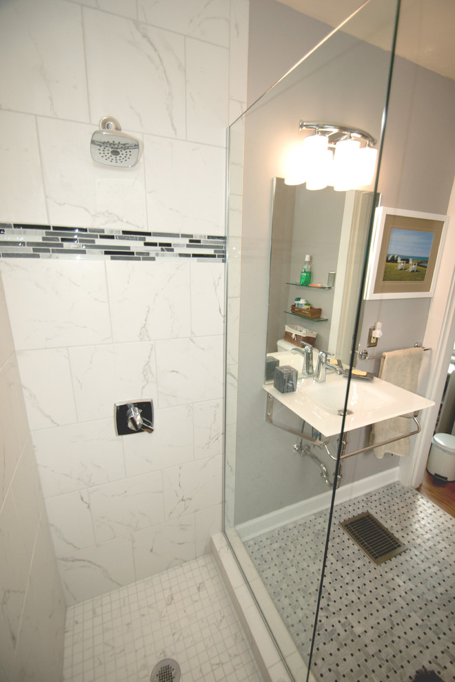 Idée de décoration pour une salle d'eau bohème de taille moyenne avec une douche ouverte, WC séparés, un carrelage noir et blanc, un carrelage en pâte de verre, un mur gris, un sol en carrelage de céramique, un lavabo suspendu et un plan de toilette en verre.