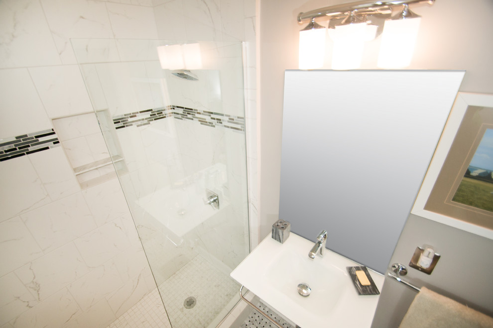 Ispirazione per una stanza da bagno con doccia boho chic di medie dimensioni con doccia aperta, WC a due pezzi, pistrelle in bianco e nero, piastrelle di vetro, pareti grigie, pavimento con piastrelle in ceramica, lavabo sospeso e top in vetro