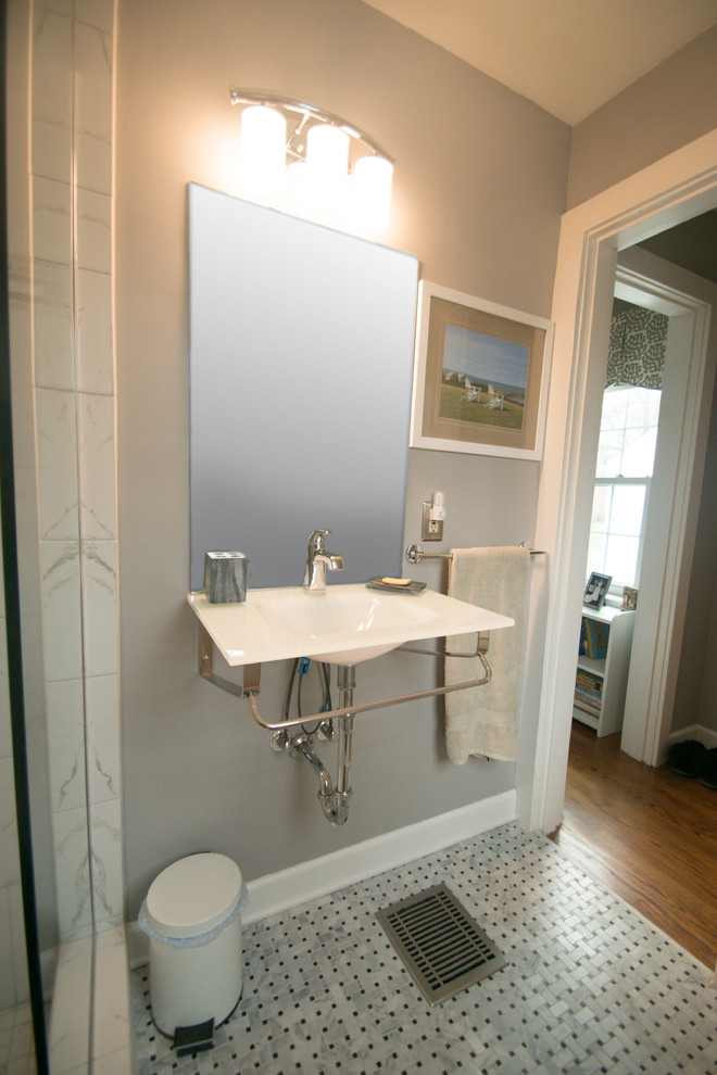 Cette image montre une salle d'eau bohème de taille moyenne avec une douche ouverte, WC séparés, un carrelage noir et blanc, un carrelage en pâte de verre, un mur gris, un sol en carrelage de céramique, un lavabo suspendu et un plan de toilette en verre.