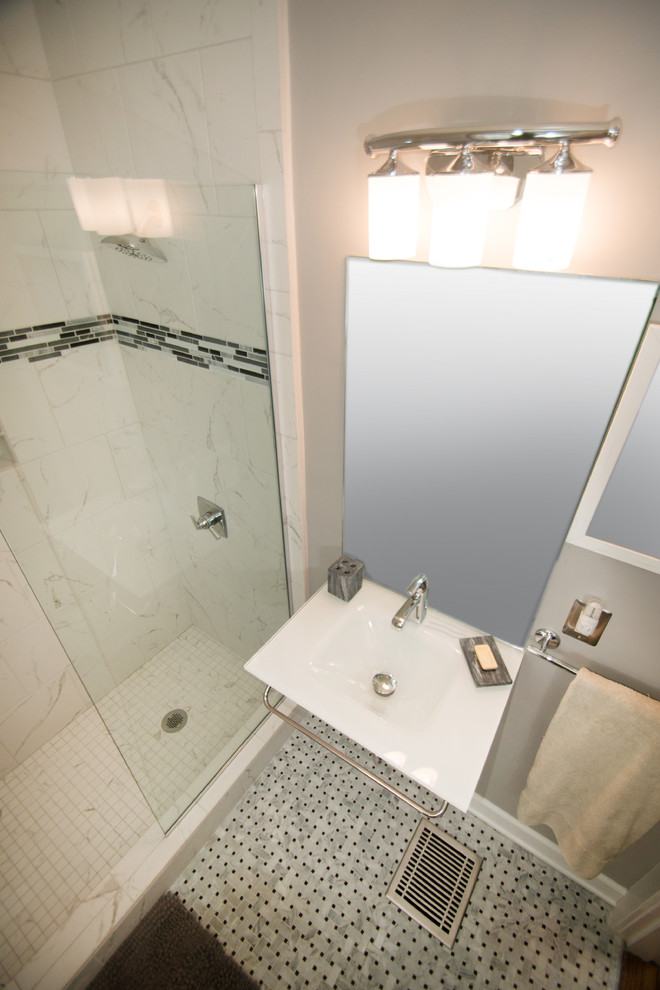 Cette photo montre une salle d'eau éclectique de taille moyenne avec une douche ouverte, WC séparés, un carrelage noir et blanc, un carrelage en pâte de verre, un mur gris, un sol en carrelage de céramique, un lavabo suspendu et un plan de toilette en verre.