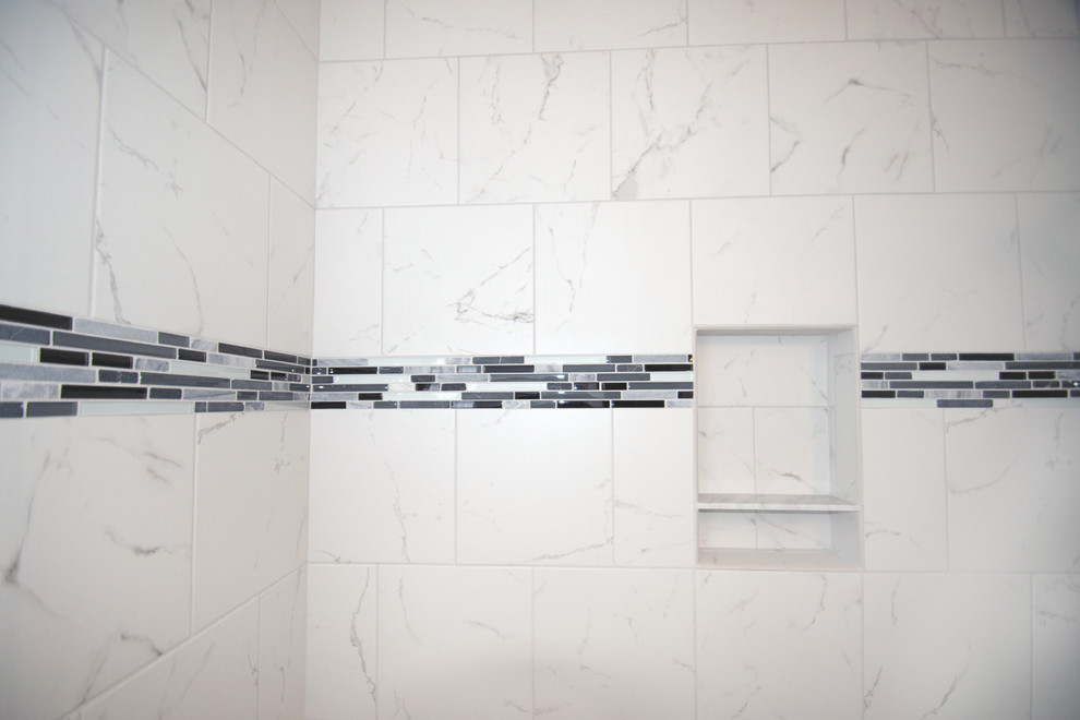 Inspiration för mellanstora eklektiska badrum med dusch, med en öppen dusch, en toalettstol med separat cisternkåpa, svart och vit kakel, glaskakel, grå väggar, klinkergolv i keramik, ett väggmonterat handfat och bänkskiva i glas